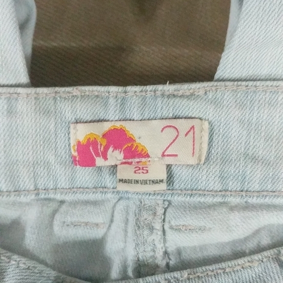 Forever 21 Light Wash Straight Leg Distressed Jeans - size 25 - 31" inseam - Picture 3 of 6